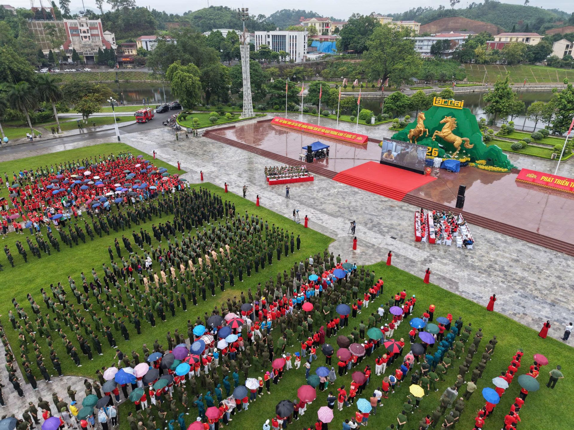 Đ&ocirc;ng đảo đại biểu v&agrave; nh&acirc;n d&acirc;n c&oacute; mặt tham gia m&iacute;t tinh v&agrave; hưởng ứng giải chạy phong tr&agrave;o ph&ograve;ng, chống ma t&uacute;y tại Quảng trường 19/8