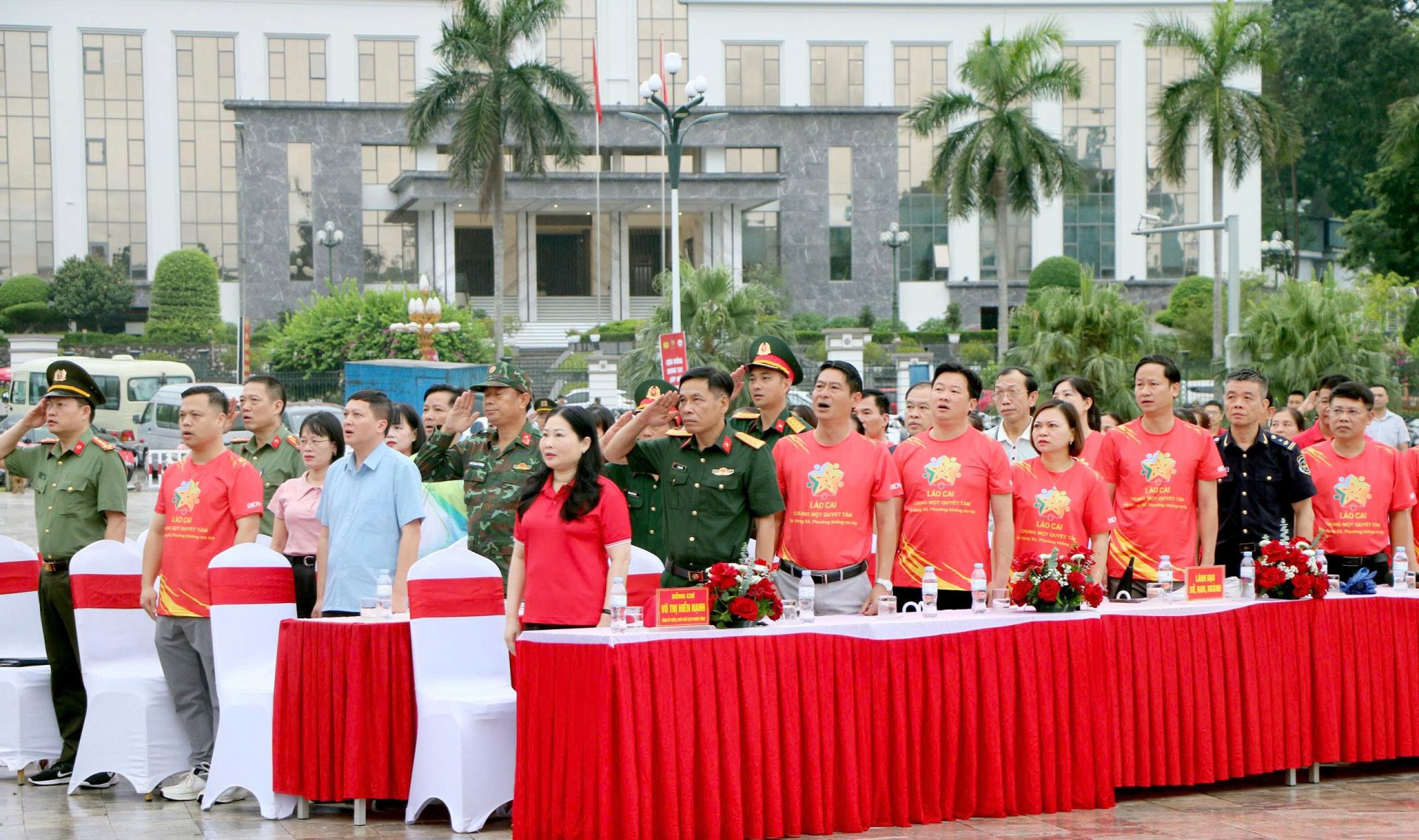 C&aacute;c đại biểu thực hiện nghi lễ ch&agrave;o cờ.