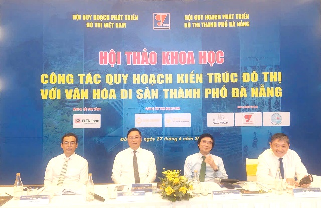 Hội nghị dưới sự chủ tr&igrave;, điều h&agrave;nh của: Chủ tịch Ủy ban MTTQ Việt Nam TP. Đ&agrave; Nẵng L&ecirc; Tr&iacute; Thanh, Chủ tịch Hội Quy hoạch ph&aacute;t triển đ&ocirc; thị Việt Nam Trần Ngọc Ch&iacute;nh, Chủ tịch Tổng hội X&acirc;y dựng Việt Nam Đặng Việt Dũng v&agrave; Chủ tịch Hội Quy hoạch ph&aacute;t triển đ&ocirc; thị TP. Đ&agrave; Nẵng Đinh Thế Vinh.