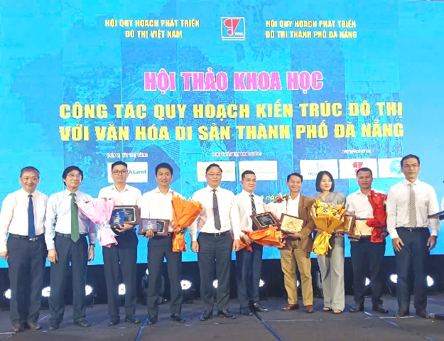 Ban Tổ chức tặng hoa, vinh danh c&aacute;c nh&agrave; t&agrave;i trợ.