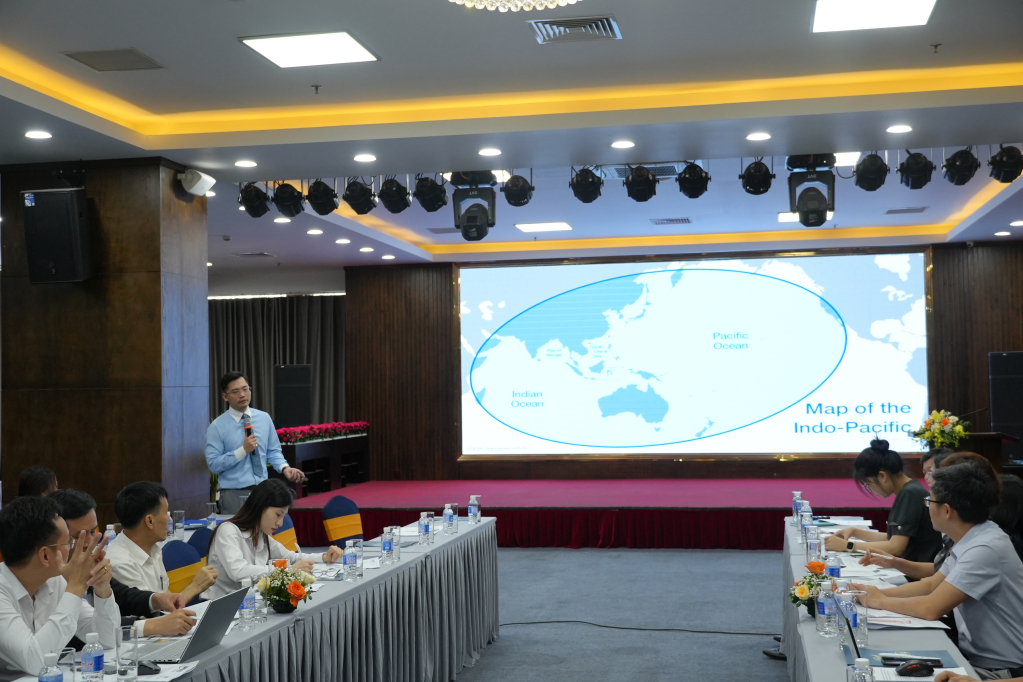 Đại biểu tr&igrave;nh b&agrave;y tham luận tại hội thảo