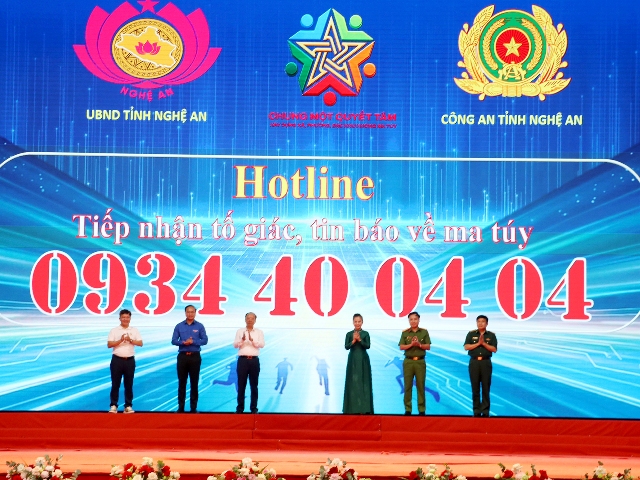 C&aacute;c đại biểu thực hiện nghi thức ra mắt đường d&acirc;y n&oacute;ng tiếp nhận tin b&aacute;o tố gi&aacute;c tội phạm, tệ nạn ma t&uacute;y.