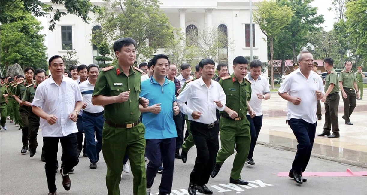 Đồng ch&iacute; Chủ tịch UBND tỉnh Nguyễn Khắc Hiếu c&ugrave;ng c&aacute;c đại biểu tham gia giải chạy phong tr&agrave;o &ldquo;Chung một quyết t&acirc;m x&acirc;y dựng x&atilde;, phường kh&ocirc;ng ma t&uacute;y&rdquo;.