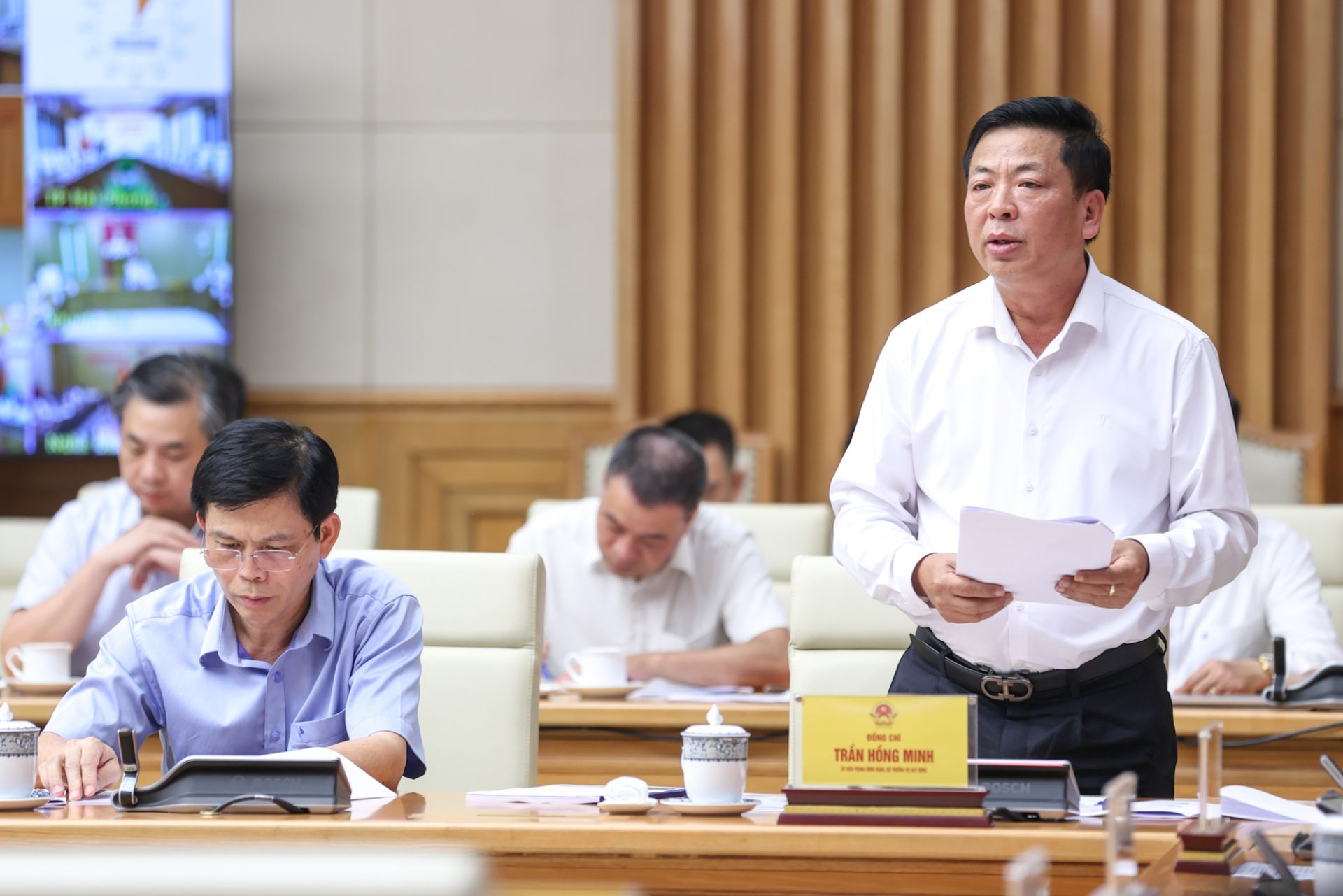 Bộ trưởng Bộ X&acirc;y dựng Trần Hồng Minh b&aacute;o c&aacute;o tại Hội nghị.