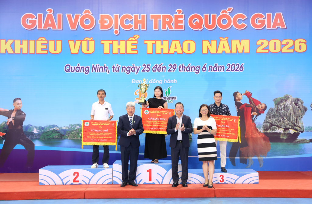 BTC tặng cờ v&agrave; c&uacute;p cho c&aacute;c đo&agrave;n c&oacute; số lượng vận động vi&ecirc;n tham gia đ&ocirc;ng nhất tại giải