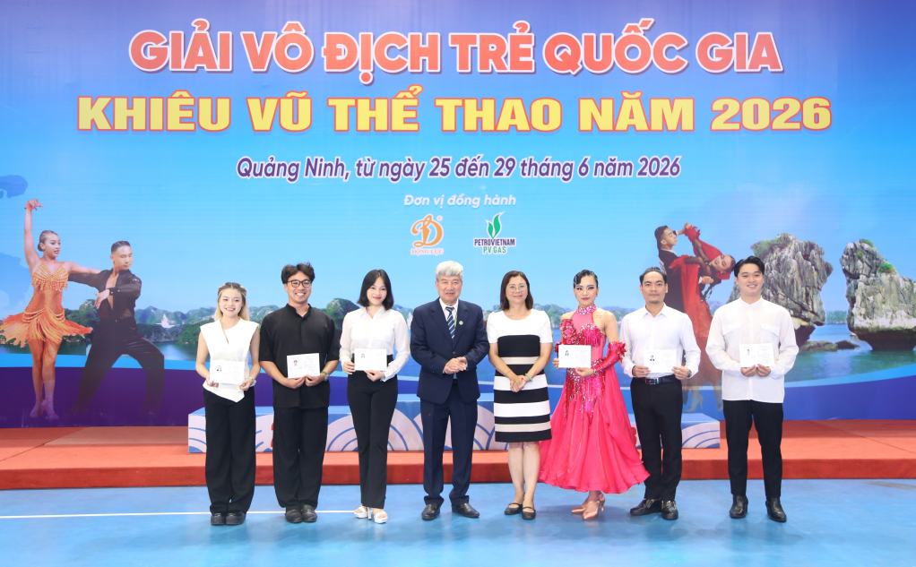 Trao Chứng nhận đạt chuẩn Huấn luyện vi&ecirc;n quốc gia (HLV Đặng Gia Anh T&uacute; của Quảng Ninh ngo&agrave;i c&ugrave;ng b&ecirc;n phải)