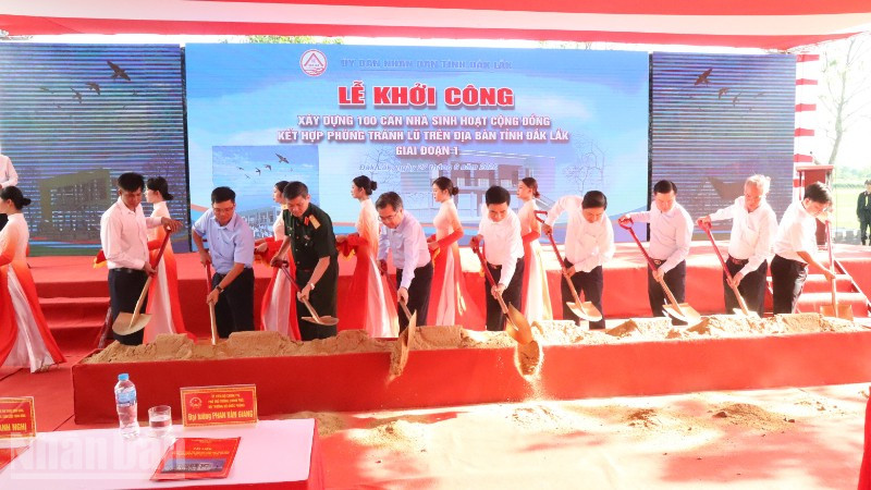 Khởi công xây dựng 100 nhà sinh hoạt cộng đồng kết hợp phòng tránh lũ tại Đắk Lắk