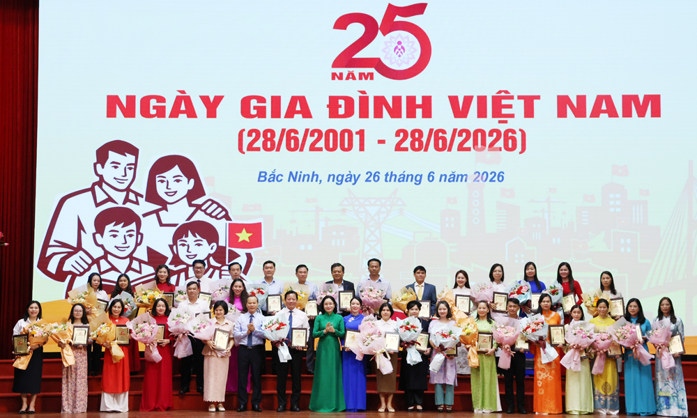 L&atilde;nh đạo Bộ Văn ho&aacute;, Thể thao v&agrave; Du lịch, UBND tỉnh Bắc Ninh ch&uacute;c mừng c&aacute;c c&aacute; nh&acirc;n xuất sắc tại lễ kỷ niệm 25 năm Ng&agrave;y Gia đ&igrave;nh Việt Nam.