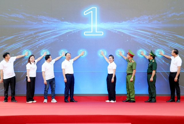 C&aacute;c đại biểu thực hiện nghi thức hưởng ứng Th&aacute;ng h&agrave;nh động &ldquo;Nghệ An - Chung một quyết t&acirc;m x&acirc;y dựng x&atilde;, phường kh&ocirc;ng ma t&uacute;y&rdquo;.