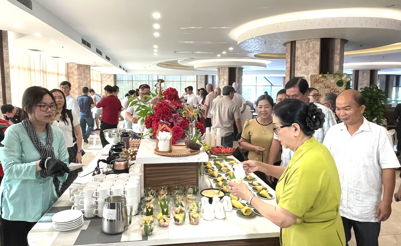 Nhiều thực kh&aacute;ch đến thưởng thức c&aacute;c m&oacute;n ăn từ sầu ri&ecirc;ng