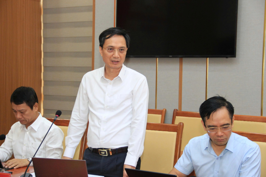 L&atilde;nh đạo Sở Khoa học v&agrave; C&ocirc;ng nghệ b&aacute;o c&aacute;o nội dung 2 dự thảo nghị quyết