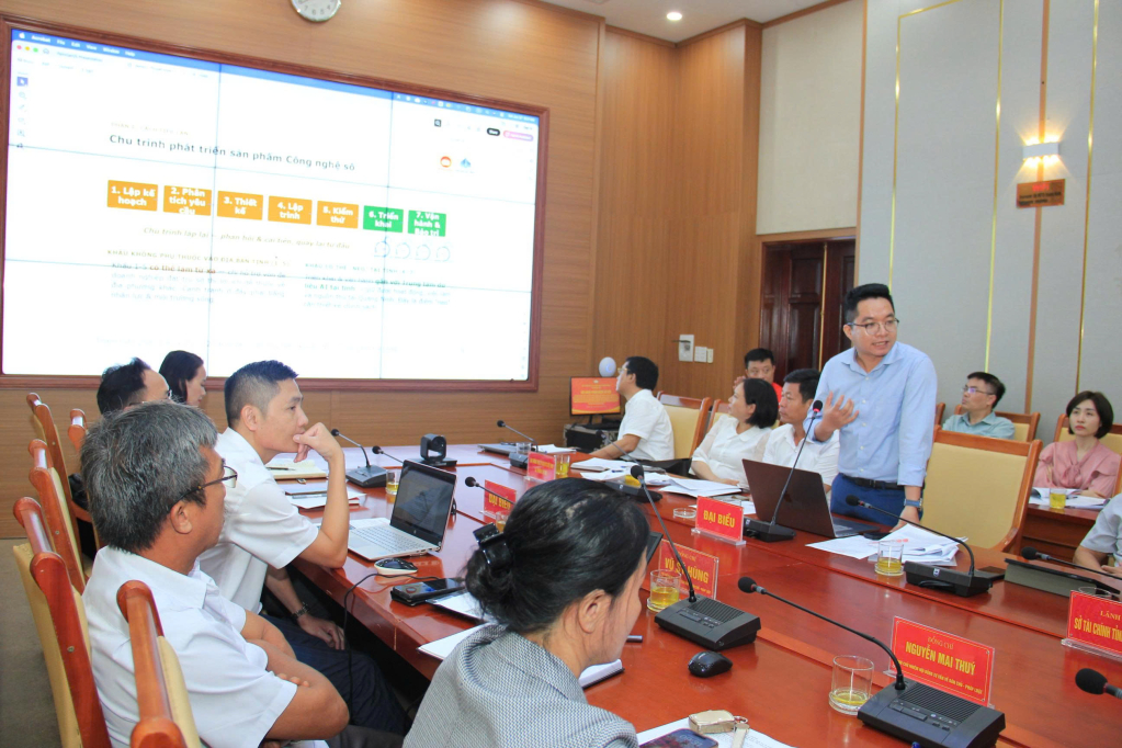 Đại biểu tham gia &yacute; kiến phản biện dự thảo nghị quyết tại hội nghị