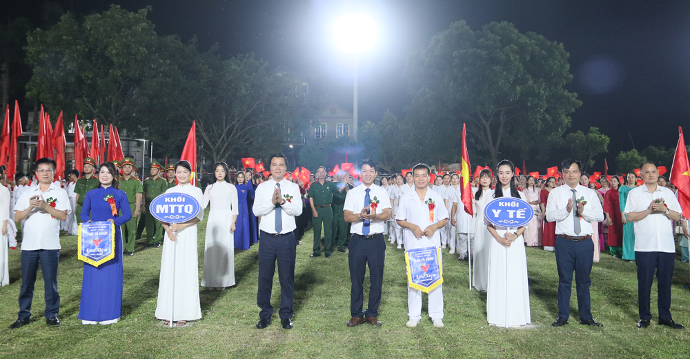 C&aacute;c đại biểu trao Cờ lưu niệm cho c&aacute;c khối diễu h&agrave;nh tham gia lễ khai mạc.