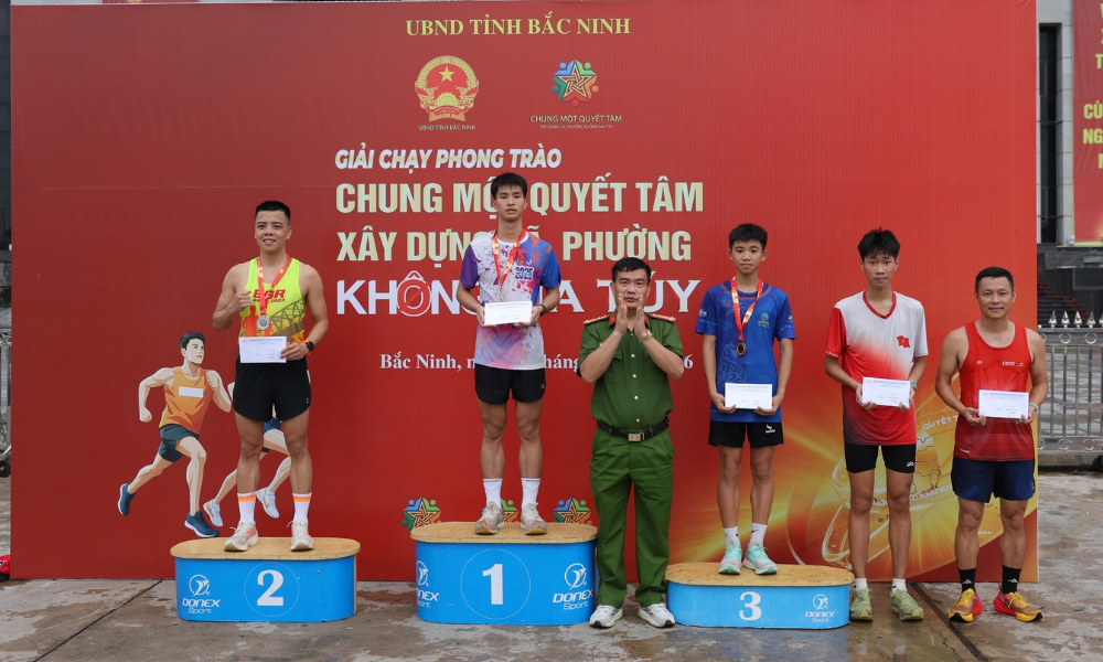 Đại diện Ban tổ chức trao giải cho c&aacute;c vận động vi&ecirc;n nam đạt th&agrave;nh t&iacute;ch cao.