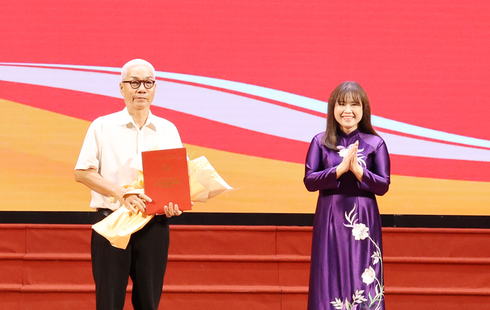 L&atilde;nh đạo Cục Văn h&oacute;a cơ sở, Gia đ&igrave;nh v&agrave; Thư viện trao giải Nhất s&aacute;ng t&aacute;c tranh cổ động tuy&ecirc;n truyền về hệ gi&aacute; trị gia đ&igrave;nh cho t&aacute;c giả Nguyễn C&ocirc;ng Quang (H&agrave; Nội)