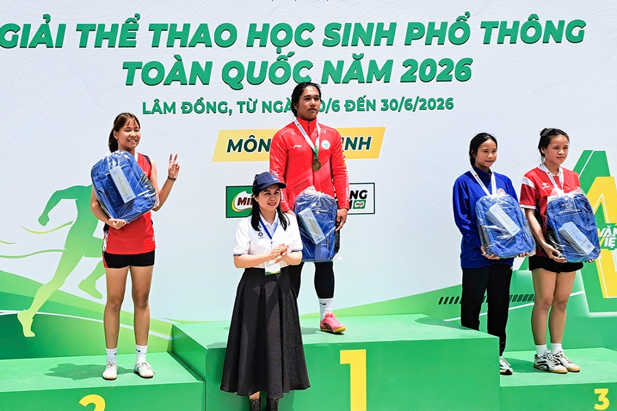 Vận động vi&ecirc;n Đo&agrave;n L&acirc;m Đồng đoạt HCV nội dung 200m nữ THPT &ndash; Hệ phong tr&agrave;o. Ảnh: VP sở GD - ĐT