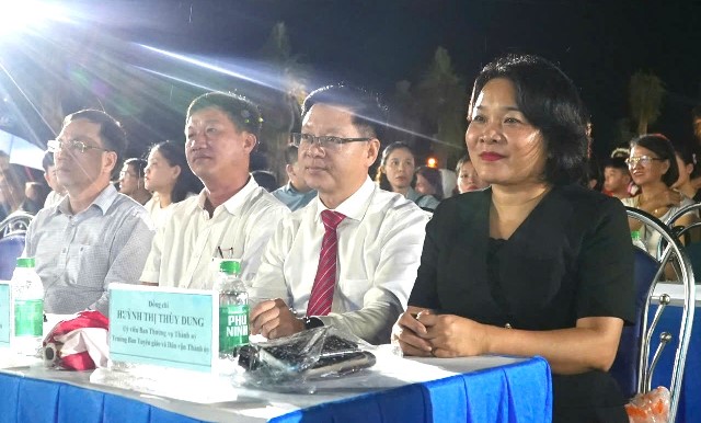 C&aacute;c đại biểu l&atilde;nh đạo tham dự khai mạc lễ hội.