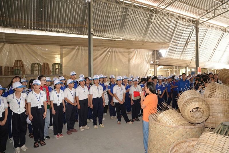 C&aacute;c em t&igrave;m hiểu nghề m&acirc;y tre đan