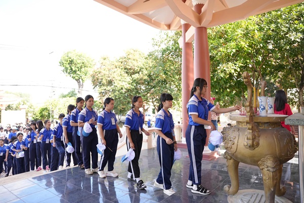 C&aacute;c em d&acirc;ng hương tưởng niệm c&aacute;c Anh h&ugrave;ng liệt sĩ tại Đền thờ Liệt sĩ Phạm Văn Cội