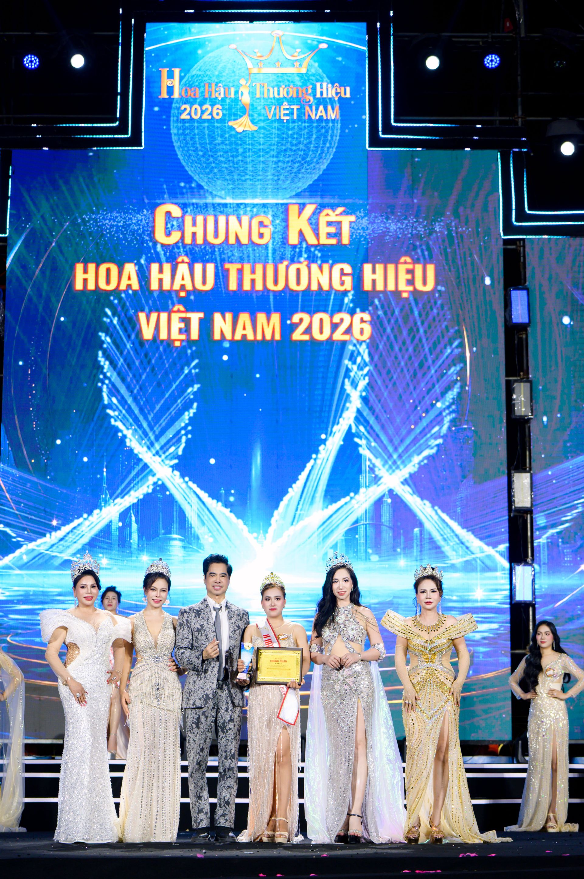 Trưởng BGK &ndash; Ca nhạc sĩ Ngọc Sơn (Chủ tịch Topstar Entertainment tại Việt Nam), Ph&oacute; Trưởng BGK &ndash; NSND Vương Duy Bi&ecirc;n (Nguy&ecirc;n Thứ trưởng Bộ Văn ho&aacute;, Thể thao v&agrave; Du lịch), Hoa hậu Đại sứ &ndash; Hoa hậu Doanh nh&acirc;n Quốc gia Việt Nam 2025 &ndash; L&ecirc; Thị Thu Thủy, &Aacute; hậu 3 &ndash; Hoa hậu Doanh nh&acirc;n Việt Nam 2026 &ndash; Hồ Thị Li&ecirc;n, &Aacute; hậu 3 &ndash; Hoa hậu Doanh nh&acirc;n Ch&acirc;u &Aacute; Việt Nam 2023 &ndash; Phạm Thị Trang thực hiện nghi thức trao giải cho t&acirc;n hậu.