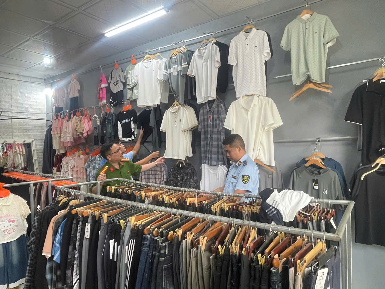 Tuyên Quang: Tạm giữ lô quần áo có dấu hiệu giả mạo nhãn hiệu
