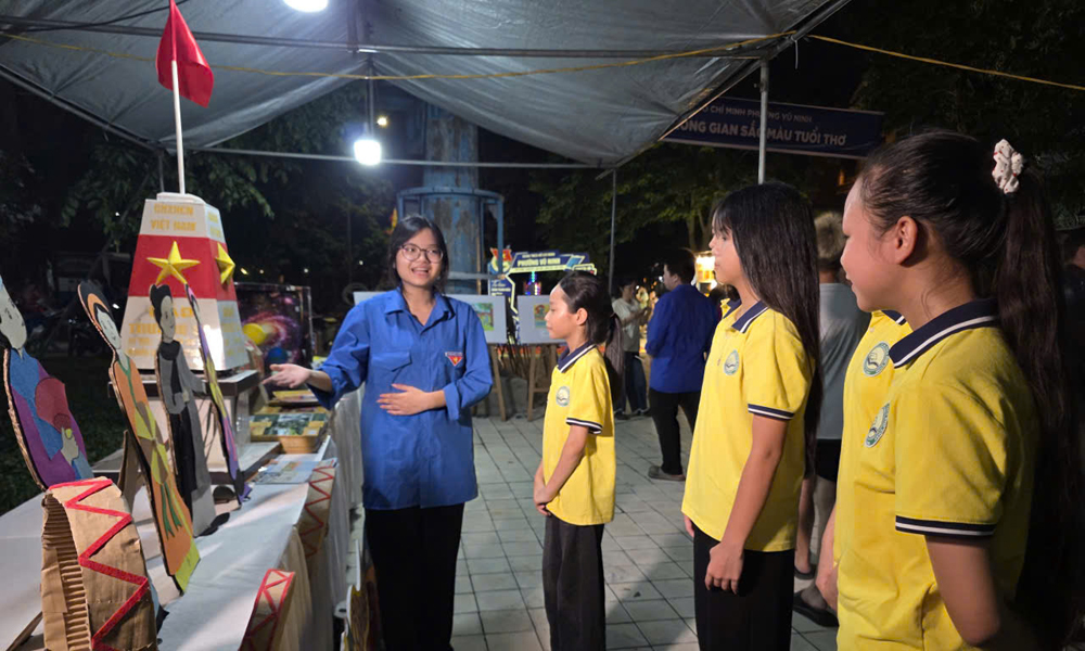 Thiếu ni&ecirc;n, nhi đồng tham quan kh&ocirc;ng gian trưng b&agrave;y c&aacute;c sản phẩm s&aacute;ng tạo Stem m&ocirc; h&igrave;nh học cụ tại phố đi bộ Nguyễn Nh&acirc;n Bỉ.