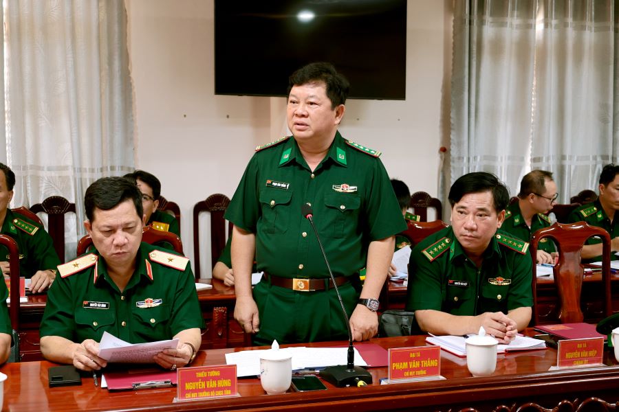 Đại t&aacute; Phạm Văn Thắng, Ph&oacute; Chỉ huy trưởng Bộ Chỉ huy Qu&acirc;n sự tỉnh, Chỉ huy trưởng Ban Chỉ huy Bộ đội Bi&ecirc;n ph&ograve;ng tỉnh An Giang b&aacute;o c&aacute;o t&igrave;nh h&igrave;nh, kết quả thực hiện nhiệm vụ 6 th&aacute;ng đầu năm 2026 với đo&agrave;n kiểm tra