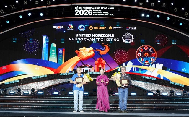 Ph&oacute; Chủ tịch UBND TP. Đ&agrave; Nẵng, Trưởng Ban tổ chức DIFF 2026 Nguyễn Thị Anh Thi (giữa) trao kỷ niệm chương cho đại diện 2 đội.