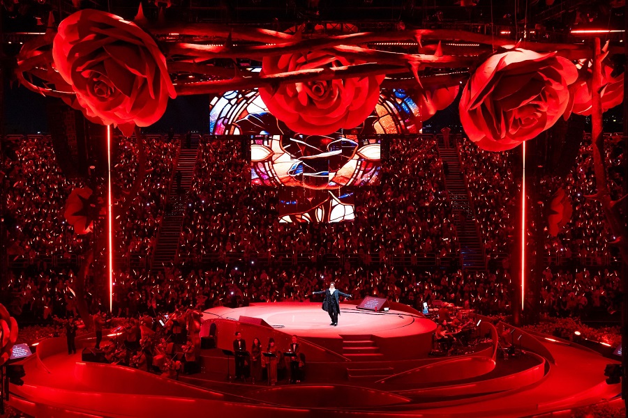 Concert The Rose của ca sĩ H&agrave; Anh Tuấn thu h&uacute;t h&agrave;ng chục ng&agrave;n kh&aacute;n giả tại S&acirc;n vận động Đ&agrave; Lạt.