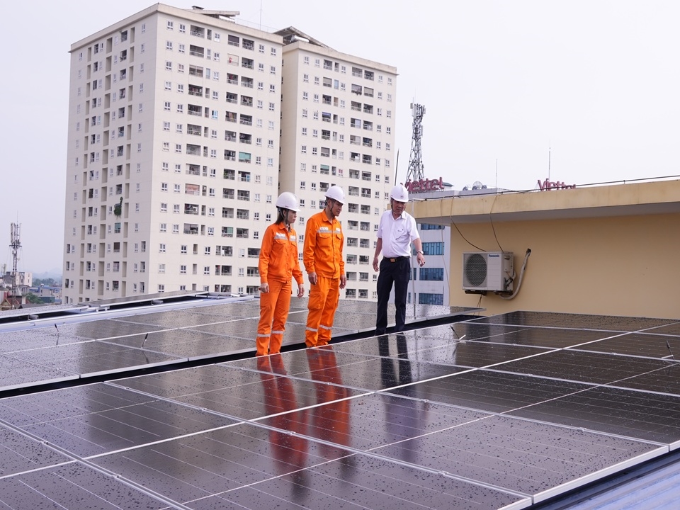 Lan tỏa phong trào lắp đặt điện mặt trời mái nhà từ người lao động ngành điện