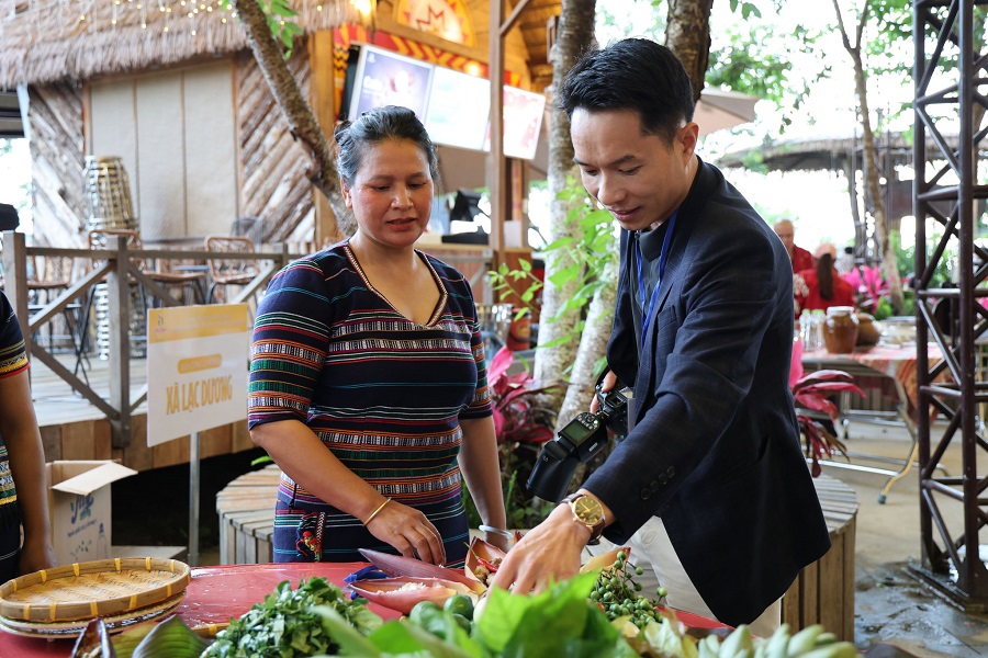 Du kh&aacute;ch t&igrave;m hiểu về c&aacute;c m&oacute;n ăn truyền thống của đồng b&agrave;o K&rsquo;ho trong chương tr&igrave;nh giao lưu văn h&oacute;a tại phường Lang Biang - Đ&agrave; Lạt.