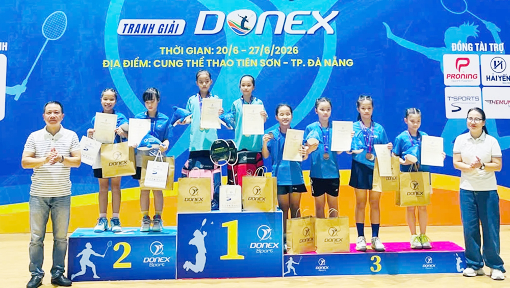 Cặp vận động vi&ecirc;n Trần Bảo Nhi/Th&acirc;n Huyền Trang tr&ecirc;n bục nhận Huy chương V&agrave;ng nội dung đ&ocirc;i nữ U11.