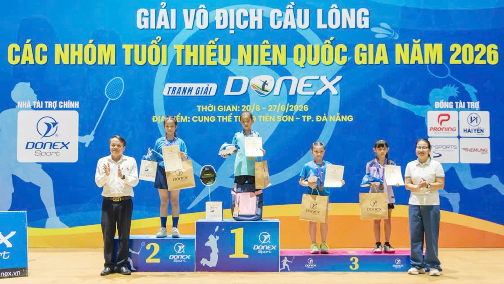 Tay vợt Trần Bảo Nhi tr&ecirc;n bục nhận Huy chương V&agrave;ng nội dung đơn nữ U11.