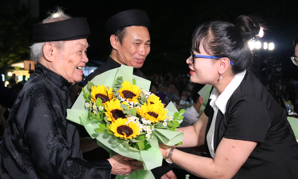 L&atilde;nh đạo UBND phường Vũ Ninh tặng hoa ch&uacute;c mừng Nghệ nh&acirc;n Nh&acirc;n d&acirc;n Nguyễn Văn Cầu (C&acirc;u lạc bộ Quan họ Thị Cầu).