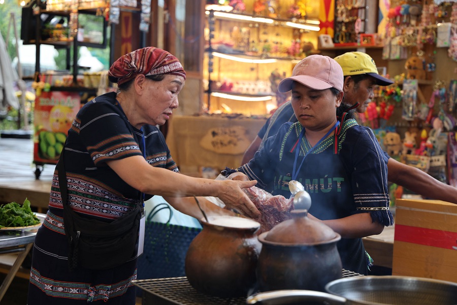 Người d&acirc;n địa phương g&igrave;n giữ v&agrave; truyền dạy kinh nghiệm chế biến c&aacute;c m&oacute;n ăn truyền thống cho thế hệ trẻ.