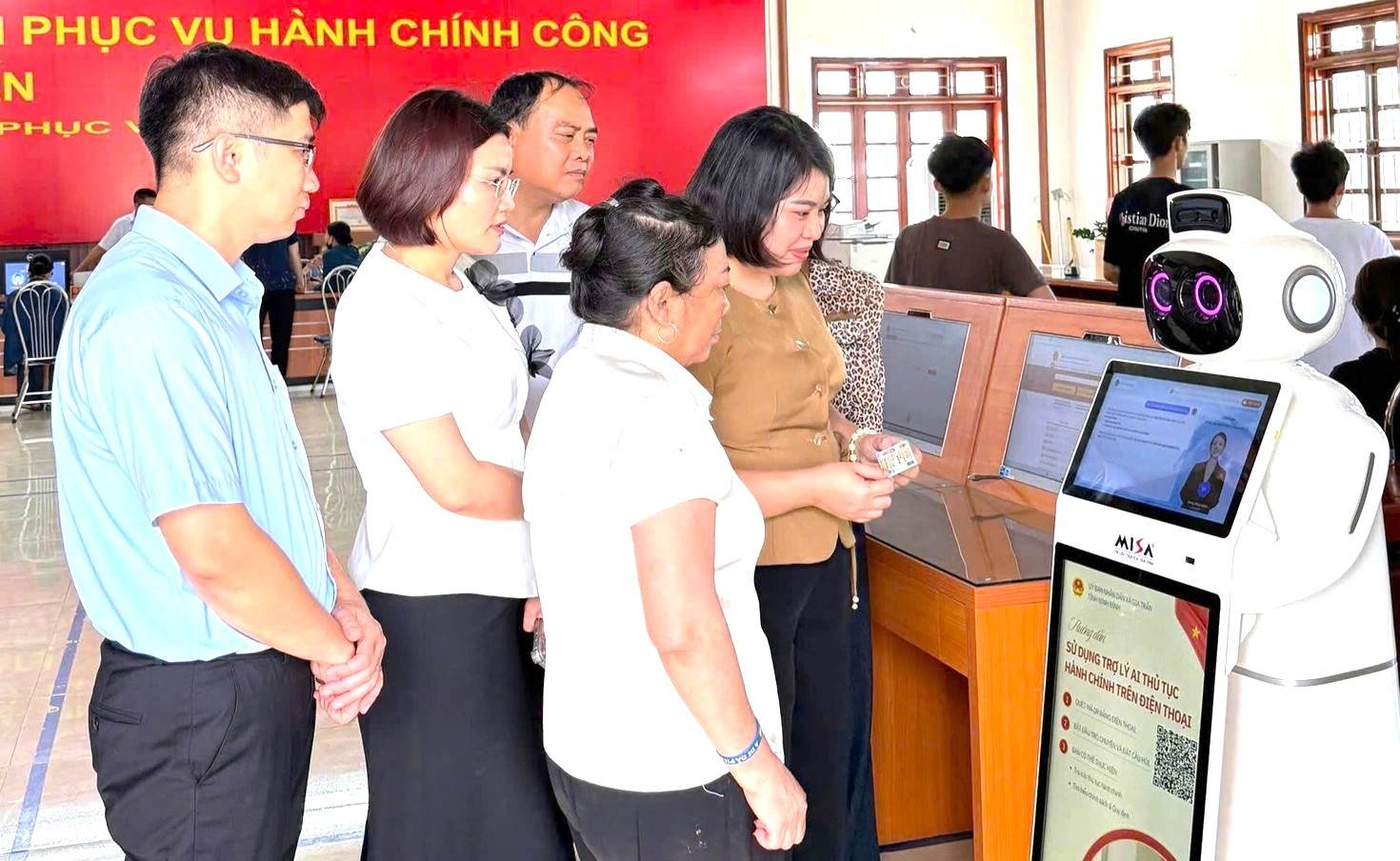 X&atilde; Gia Trấn, tỉnh Ninh B&igrave;nh thử nghiệm Robot AI phục vụ người d&acirc;n tại Trung t&acirc;m phục vụ h&agrave;nh ch&iacute;nh c&ocirc;ng của x&atilde;