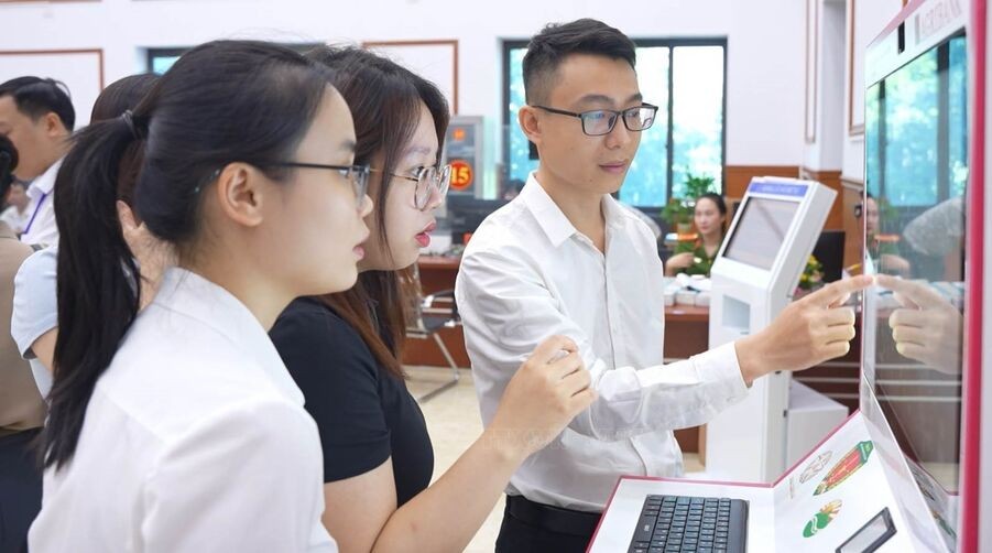 Hướng dẫn người dẫn c&aacute;c bước x&aacute;c thực th&ocirc;ng tin v&agrave; cấp bản sao điện tử