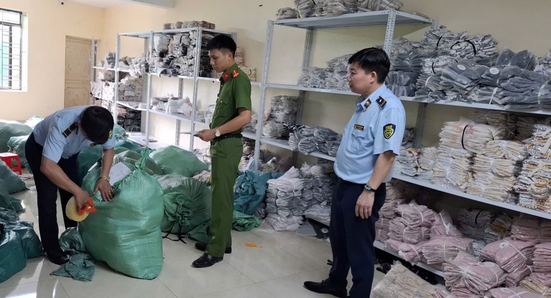Ninh Bình phát hiện hơn 3.000 sản phẩm quần áo trẻ em không rõ nguồn gốc