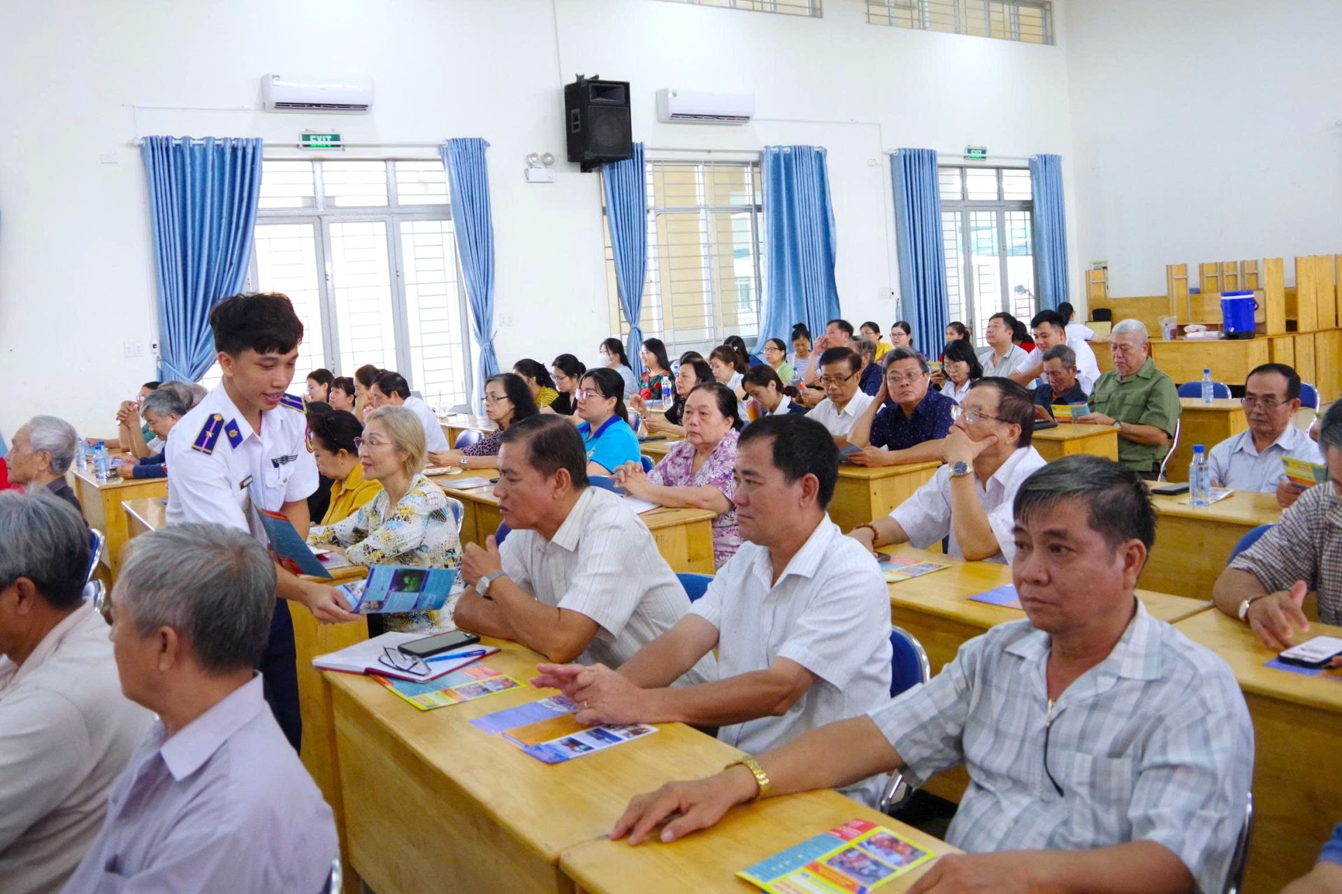 Ph&aacute;t tờ rơi tuy&ecirc;n truyền về ph&ograve;ng, chống khai th&aacute;c IUU v&agrave; ph&ograve;ng, chống ma t&uacute;y tại phường T&acirc;n Sơn Nh&igrave;