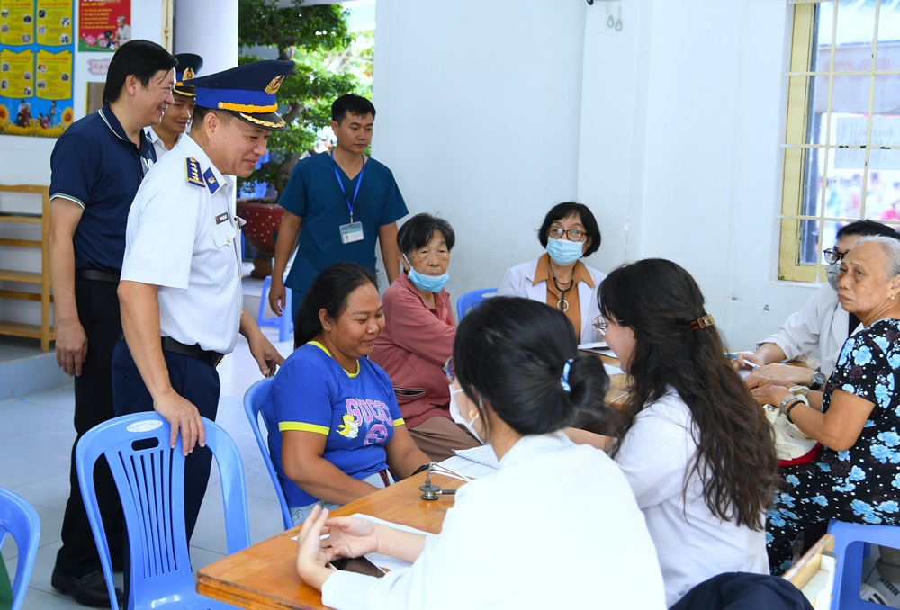 Phối hợp với bệnh viện H&ugrave;ng Vương kh&aacute;m bệnh, tư vấn sức khỏe, cấp ph&aacute;t thuốc miễn ph&iacute; tr&ecirc;n địa b&agrave;n phường Phước Thắng