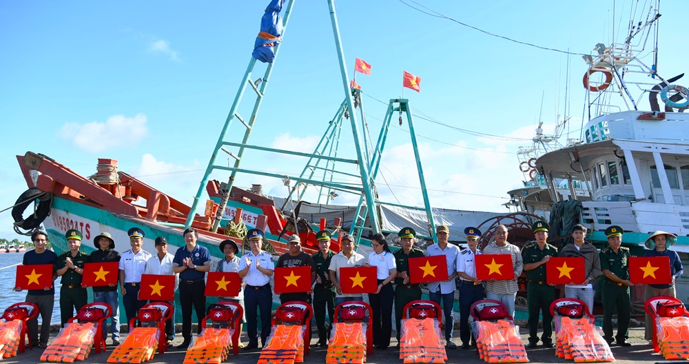 Tặng ngư d&acirc;n t&uacute;i thuốc, đ&egrave;n pin, cờ Tổ quốc, &aacute;o phao...