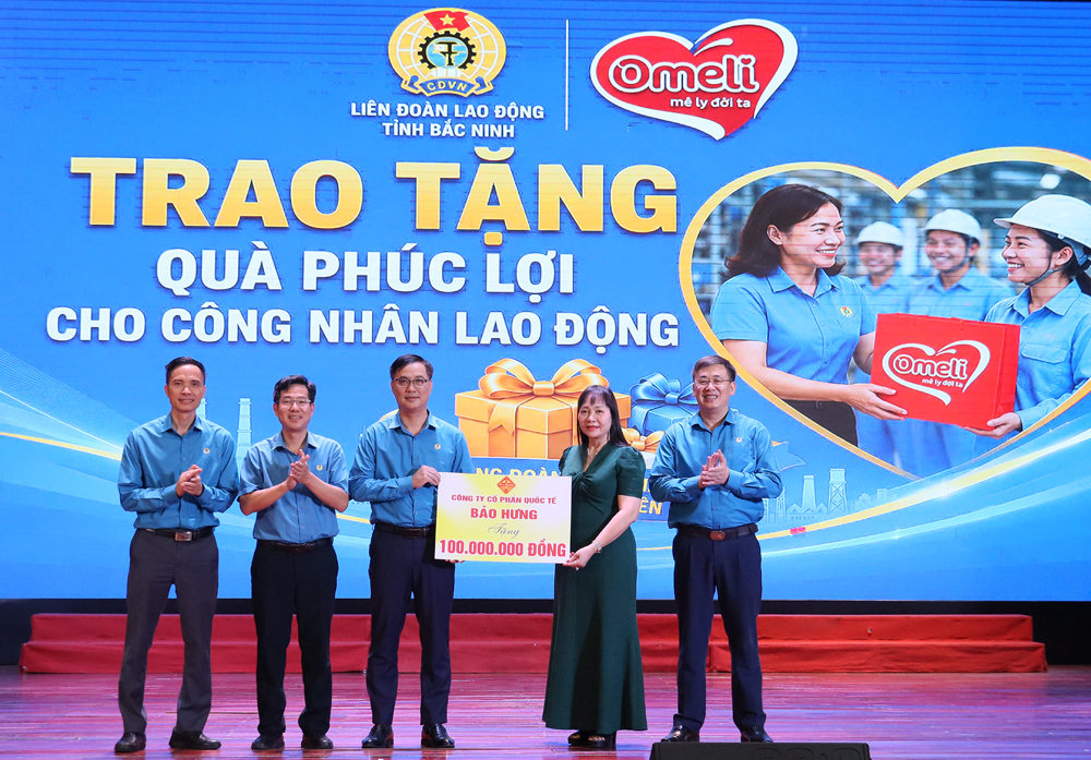C&ocirc;ng ty Cổ phần quốc tế Bảo Hưng trao biểu trưng qu&agrave; ph&uacute;c lợi cho c&ocirc;ng nh&acirc;n lao động.