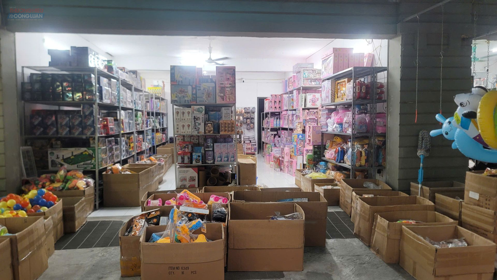 Đồ chơi trẻ em không nhãn phụ tiếng Việt tràn lan dịp hè