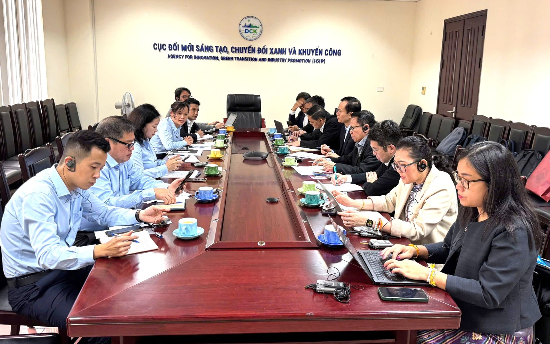 Quang cảnh buổi l&agrave;m việc