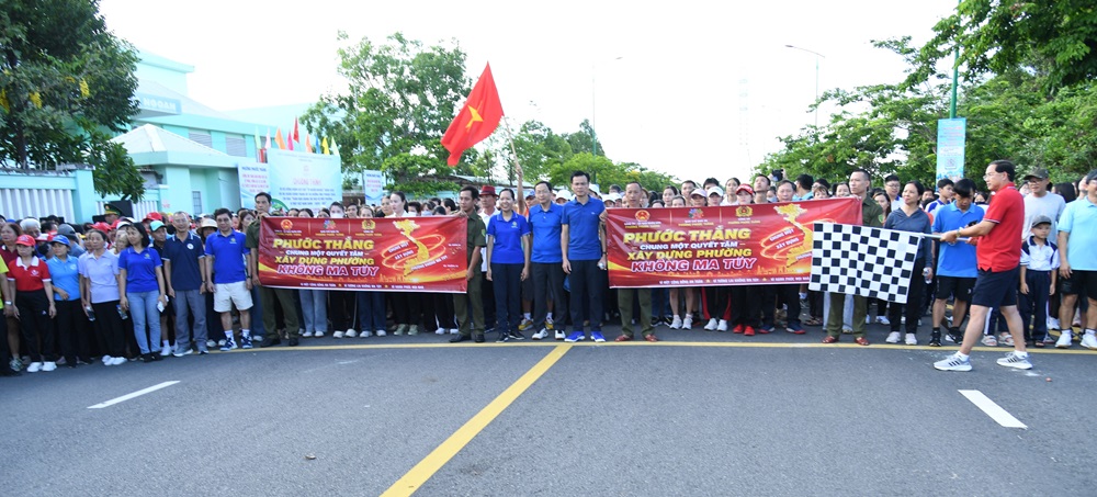 3.000 c&aacute;n bộ, chiến sĩ, c&ocirc;ng chức, vi&ecirc;n chức, người lao động v&agrave; nh&acirc;n d&acirc;n tham gia