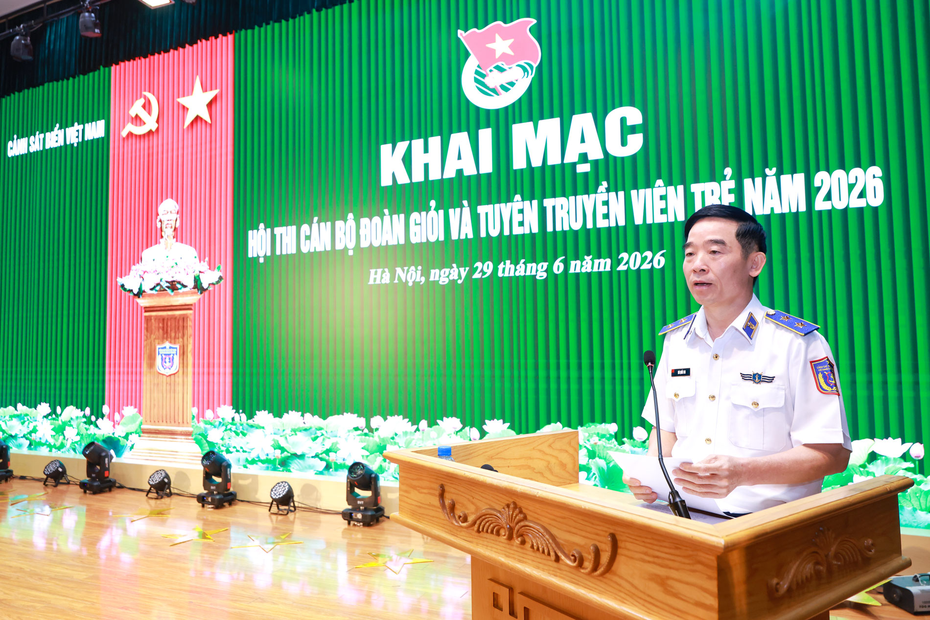 Trung tướng B&ugrave;i Quốc Oai - B&iacute; thư Đảng ủy, Ch&iacute;nh ủy Cảnh s&aacute;t biển Việt Nam ph&aacute;t biểu khai mạc Hội thi.