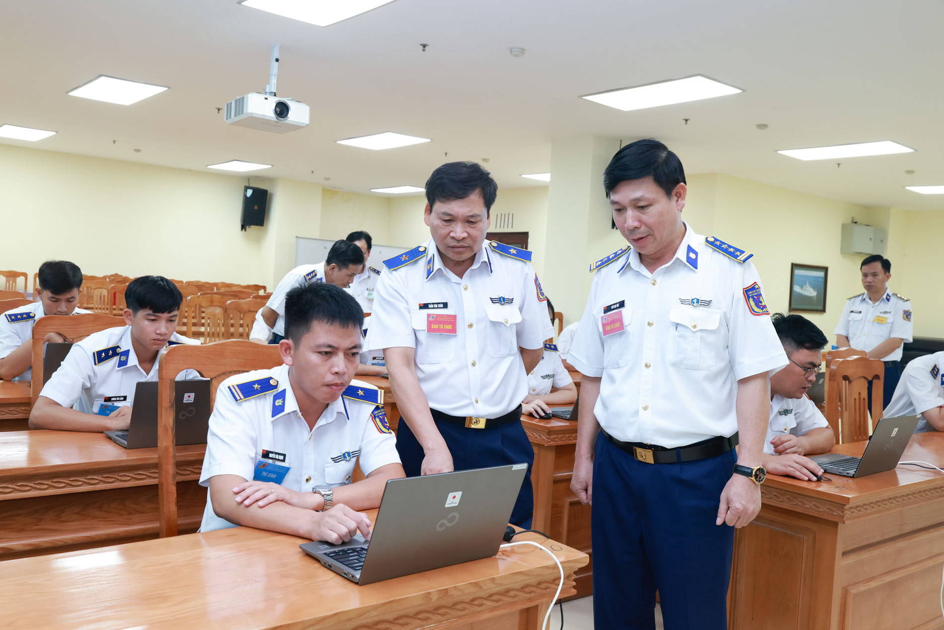Thiếu tướng Trần Văn Xu&acirc;n - Ph&oacute; Ch&iacute;nh ủy Cảnh s&aacute;t biển Việt Nam, Trưởng ban tổ chức Hội thi theo d&otilde;i phần thi kiến thức của c&aacute;c th&iacute; sinh.