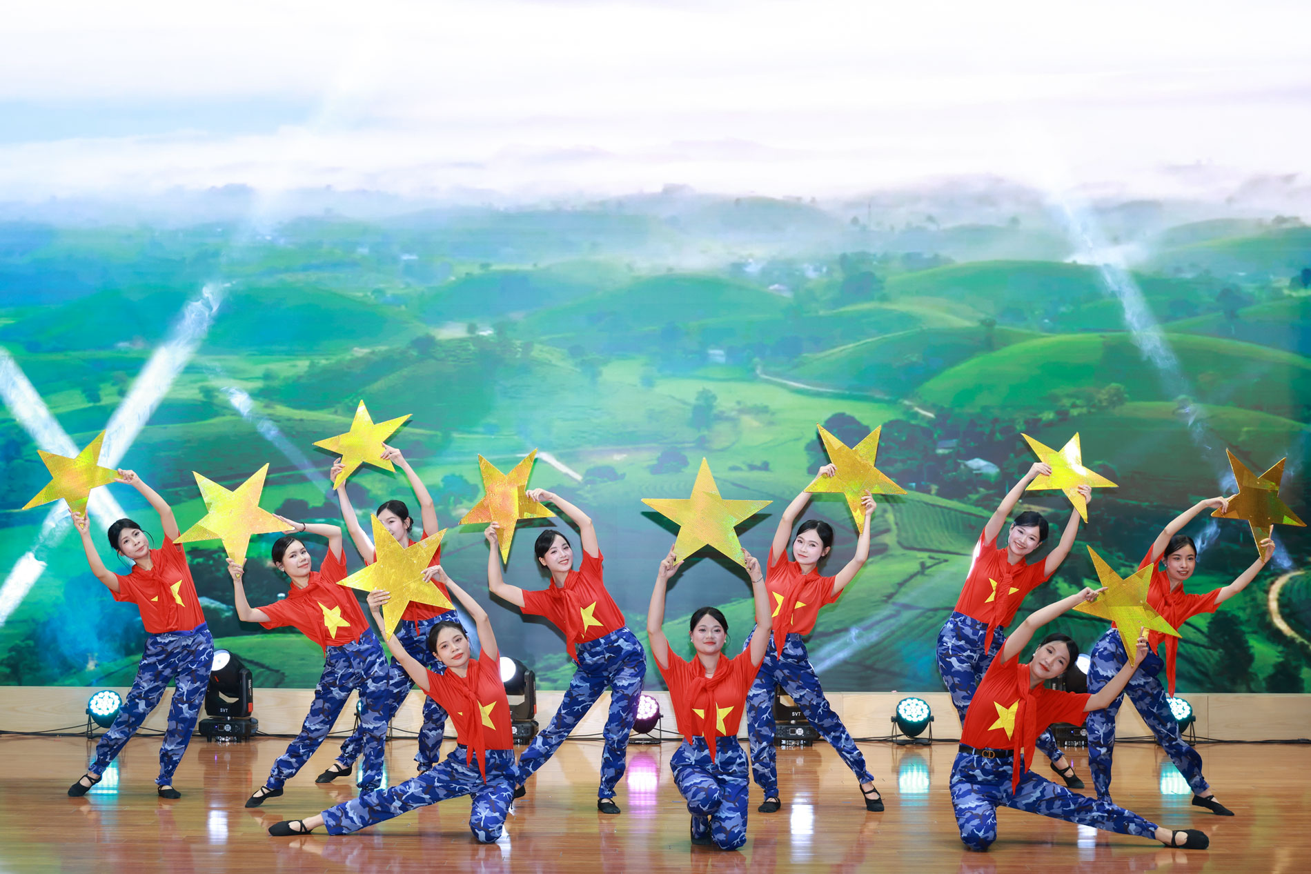 Tiết mục văn nghệ ch&agrave;o mừng Hội thi.