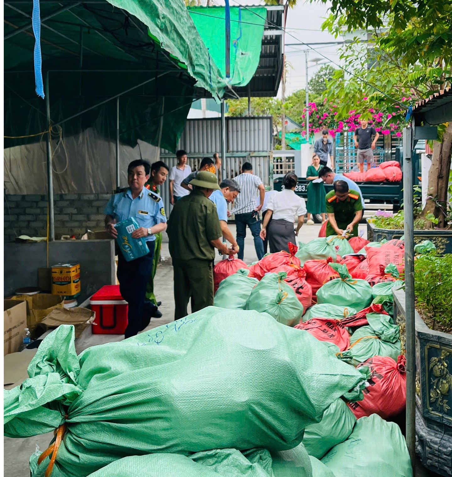 Ra qu&acirc;n thần tốc, đột ph&aacute; kỷ lục trong chiến dịch cao điểm qu&eacute;t sạch h&agrave;ng giả v&agrave; bảo vệ chủ quyền sở hữu tr&iacute; tuệ.