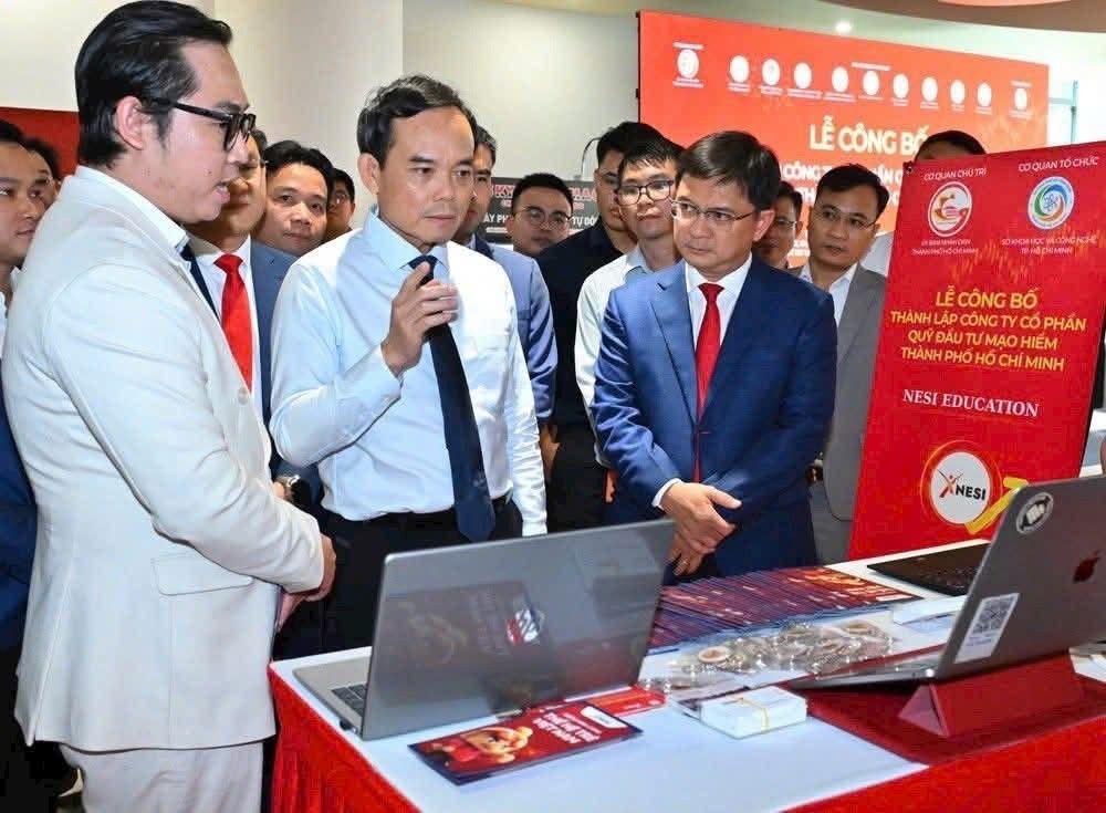 B&iacute; thư Th&agrave;nh ủy TPHCM Trần Lưu Quang chỉ đạo Th&agrave;nh phố cần ti&ecirc;n phong thực hiện hiệu quả khoa học c&ocirc;ng nghệ, chuyển đổi số - Ảnh: VGP